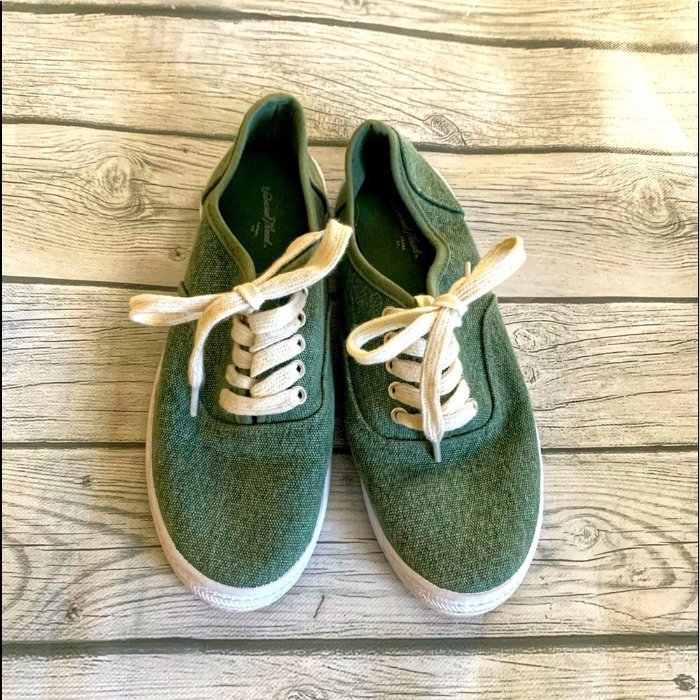 Universal Thread green sneakers-size 6